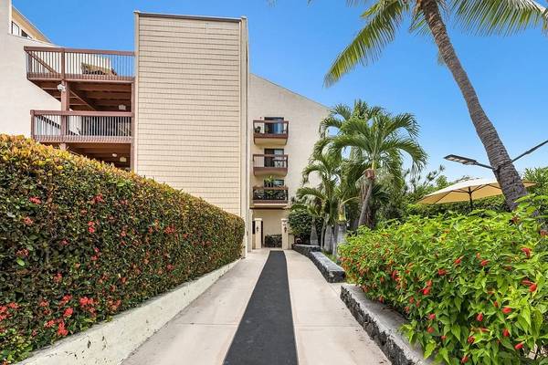 $2,800 / 2br - 846ft2 - 2 bed 2 bath condo with lanai, in-unit wash/dry, and PARKING (Kailua Kona off Kuakini Hwy)63939661004802123