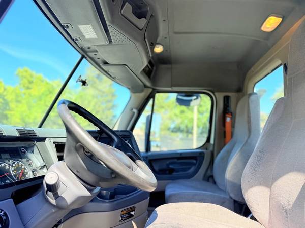 2014 Freightliner Cascadia Day Cab - Photo 15