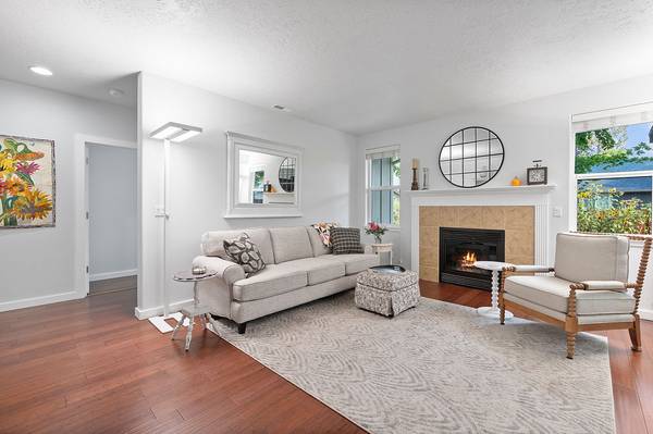 $615,000 / 1889ft2 - Main bedroom on the first level!  3 bed 2.5 bath plus loft SISTERS (Village At Coldsprings)63839295169667121