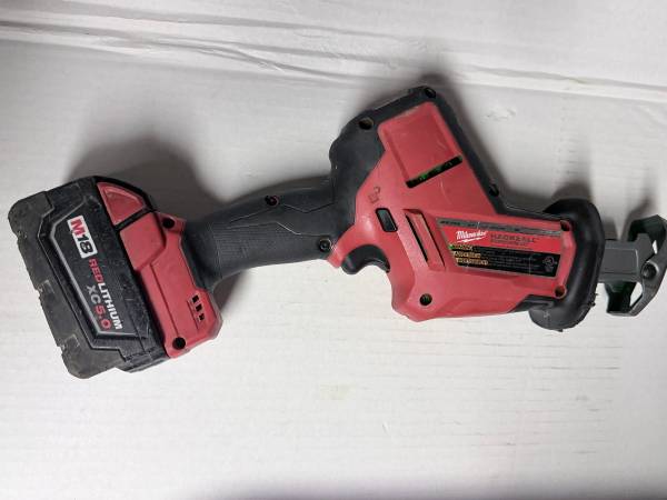 Milwaukee M18 hackzal with battery 1
