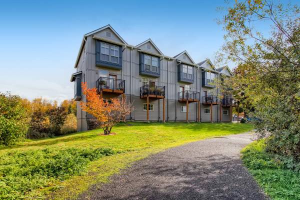 $2,450 / 2br - 1334ft2 - Live Where Nature Leads – Trails, Trees & Tranquility (Fairview, OR)63820848793731120