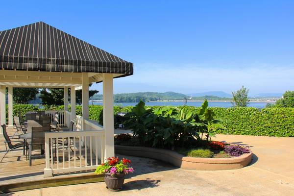 $1,749 / 2br - 1350ft2 - 2 Bedroom Townhouse, Lake Front!!! (Chattanooga)63993222659842124