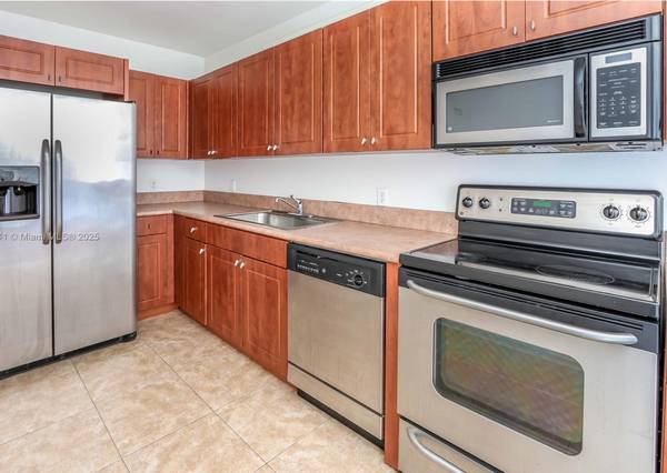 $2,350 / 1br - 900ft2 - Unfurnished, 1 year lease, fast approval, parking, pool & gym (Miami Beach)63825137171715123