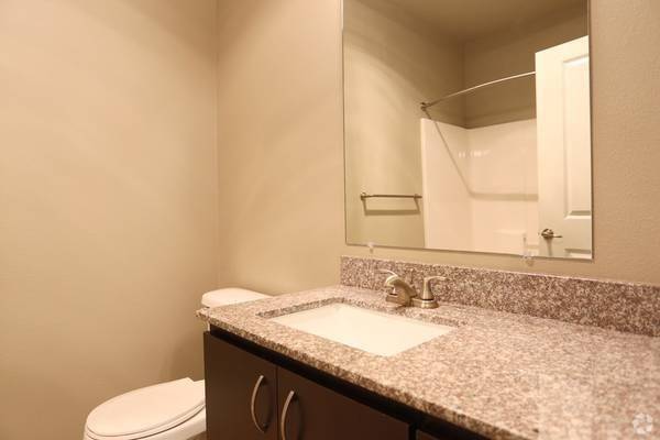 $1,425 / 1br - 728ft2 - ¡Obtén un mes gratis en este departamento de un dormitorio en la planta baja! (Lebanon)63624859817345121