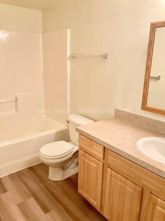 $2,550 / 3br - 1100ft2 - Broadway #404 | Unidad en Piso Superior, Esquina de 3 Dormitorios/2 Baños (Happy Valley)63920957625346124