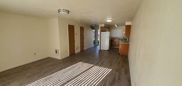 $1,559 / 2br - 985ft2 - Beautifully RENOVATED 2bed/1.5bath townhome! W/D hookups  available (Portland)63820848721283120