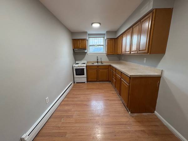 Large 2 Bedroom, Parking Lot!! 1