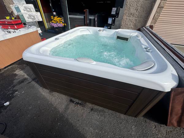 Hot Spring Prodigy hot tub Excellent condition 1