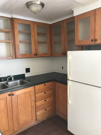 $1,050 / 1br - Charming 2 story, 1 BDRM 1 BA apartment close to town (Brattleboro)63784639331843123