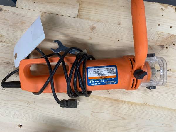 Drywall cutout tool with bits 1