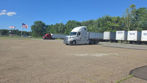 Dedicated Freight Drop & Hook-$1600-2500wk Wanted Old School Driver 1