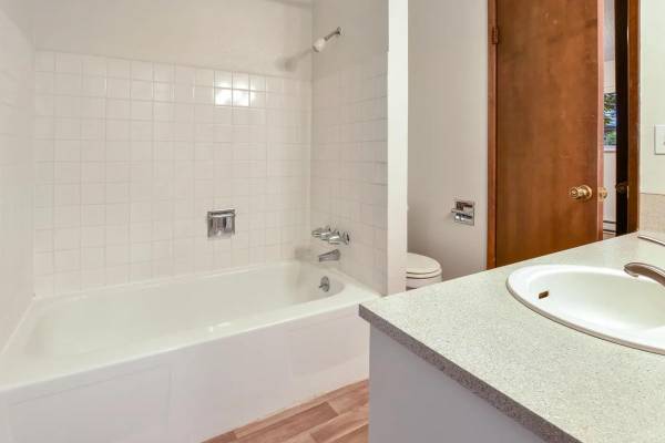 $1,450 / 1hab - 750ft2 - Piso de Vinilo, Lavavajillas, a Dos Millas del Parque Pt. Defiant63808083925505123