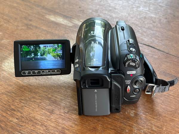 Canon - ポト 新品未開封 Canon iVIS HV30 コンバータ付 Amazon | Canon フルハイビジョンビデオカメラ iVIS (アイビス