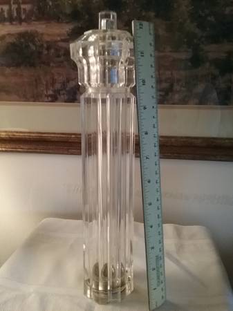 PEPPER GRINDER/MODERN STYLING USED BY WAITERS IN FINE DINING 1