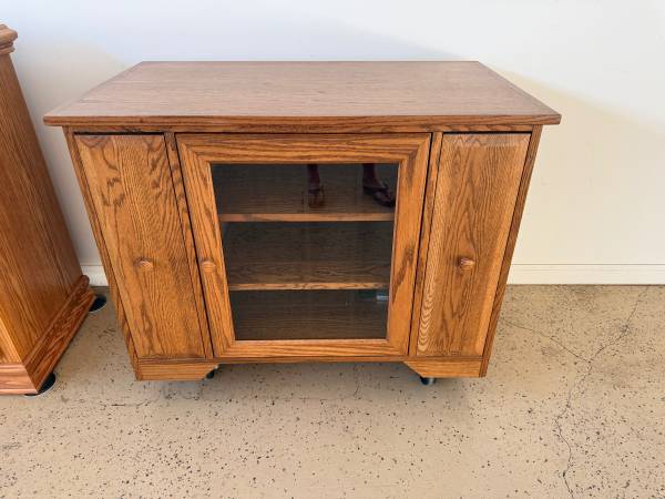 Solid Oak TV Stand / Entertainment Center - Excellent Condition 1
