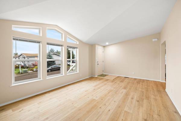 $229,900 / 3br - 1820ft2 - 11-1017 WOW! This home is Amazing! Total Remodel! 3brm/2ba Home in 55+ (PORTLAND)64170668142081123