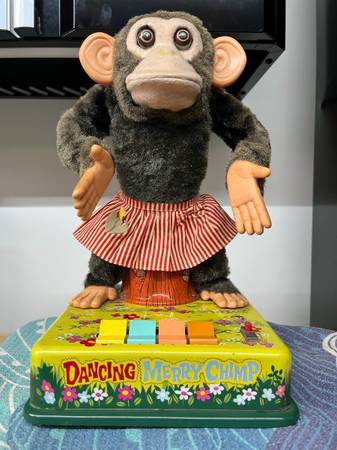 **DANCING MERRY CHIMP** 1