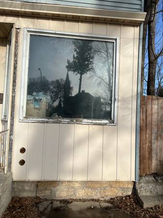 2 Sealed unit 6‘ x 6‘ approximately. You remove. 1