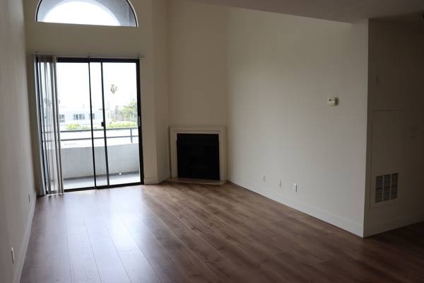 $2,905 / 1br - Flexible Lease Terms! Top Floor 2BR 2BA w/ Laminate Floors. Westwood (Westwood 90024)64035737909506123