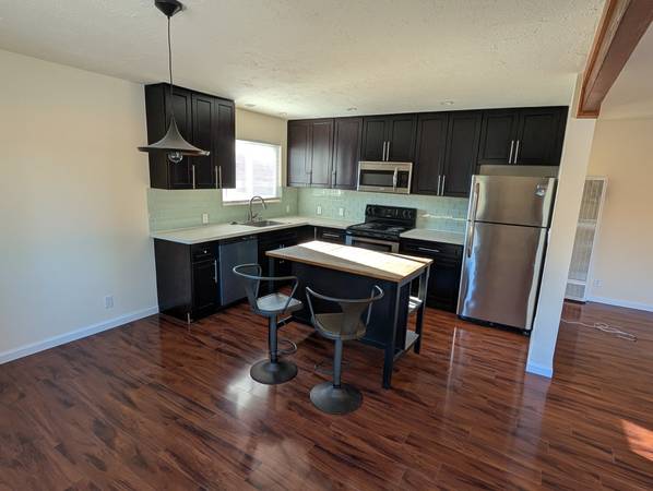 $3,095 / 2br - Bright, upgraded 2bd/1ba conveniently located by Piedmont Ave (oakland piedmont / montclair)63858161981315123