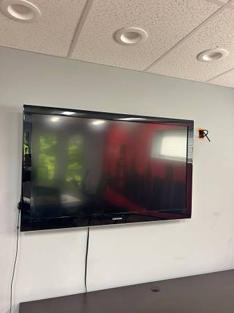 40" Samsung LED TV – Wall Mounted 1