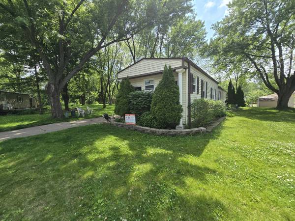 $40,000 / 2br - 924ft2 - .Corner Lot!  3 Season Porch!  Too Many Updates to Count! (Inver Grove Heights)64003961506947120