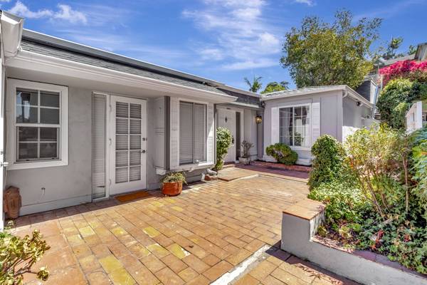 $2,895 / 2br - 1042ft2 - Enchanting 2-Bedroom Townhouse in La Mesa Village (La Mesa)63663802643585122