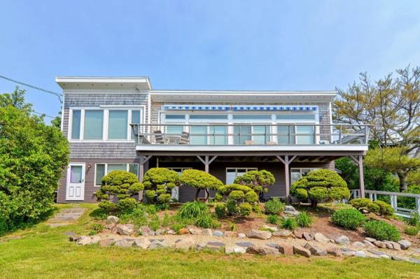 $1 / 3br - Salt Island Views: 4-Season Beach House (Gloucester, MA)63892102765186120