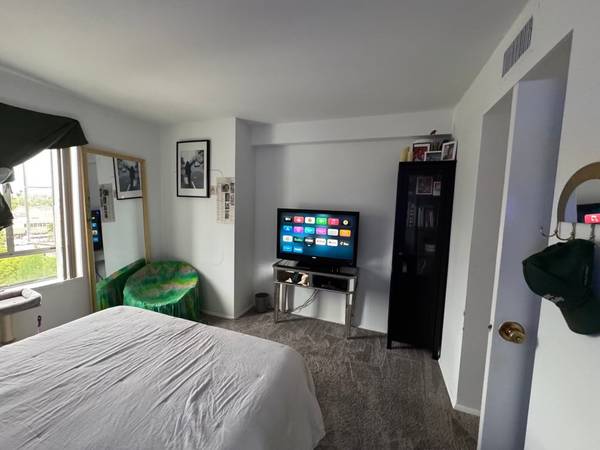 $1,700 / 2br - 1200ft2 - Sublet or long term Fabulous  Miracle Mile Location - near the Grove (West Hollywood)63869889960195122