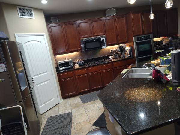 **TWO ROOMS 4 RENT--650.00 PER BEDROOM W/SHARED BATHROOM IN HUGE HOUSE 1