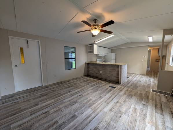 $1,300 / 2br - ¡Totalmente renovado! 2 habitaciones con PATIO CERCADO. (Silver Springs)63861743928705121