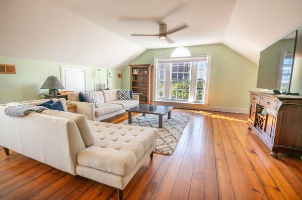 $1,320 / 1br - 1037ft2 - Don't miss your opportunity to preview this charming 3rd floor unit64016104792066123