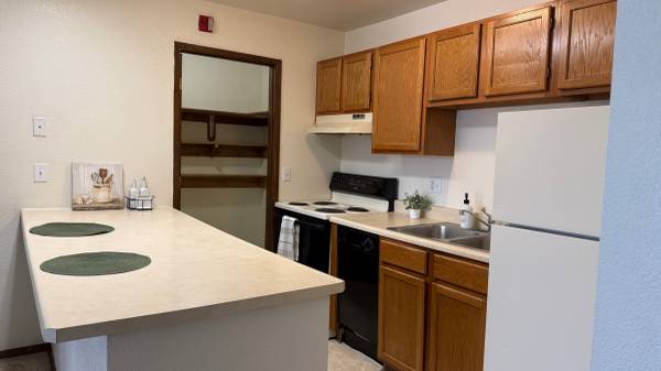 $1,685 / 2br - 625ft2 - Don't miss this fabulous 2 Bed, 1 Bath! Highly desirable location! (Anchorage - Russian Jack Springs)64004783971970124
