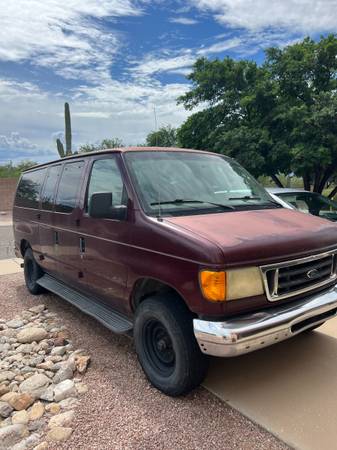 2004 Ford 12 Passenger Van 1
