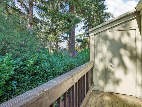$1,495 / 2br - HALF MONTH FREE + Modern Appeal Throughout - New Bath Fixtures (Halsey & I-84)63870109496835123