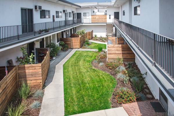 $2,225 / 2br - 760ft2 - Bright 2+1.5 in a great area! 1035 Melrose Ave. (Glendale)63840112555139122