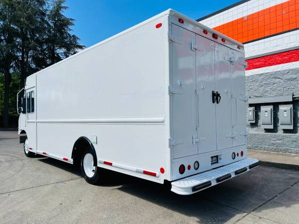 2008 Freightliner UTILIMASTER MT45 - Photo 5