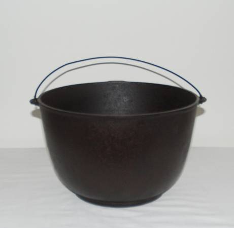 Early Pre-1914. Off Center "WAGNER" Curved Logo # 5 Cauldron Pot. 1