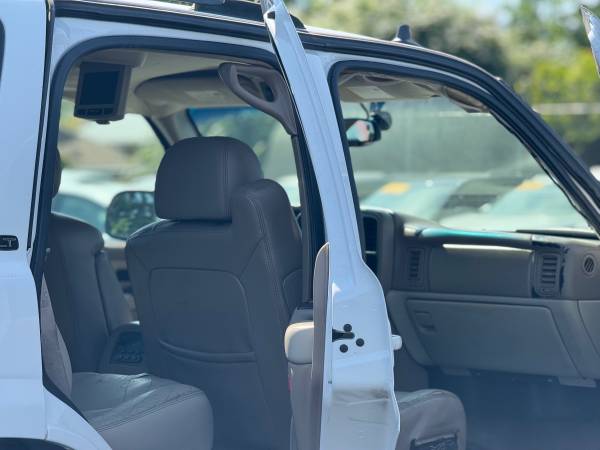 2003 Chevrolet Tahoe LT // Clean Title // - $2,999 (Fully Loaded// PRICED TO SELL!!)63618430127617124