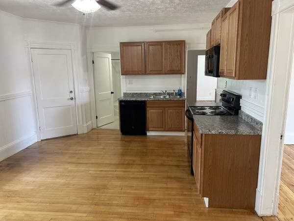 $2,999 / 4br - 1610ft2 - Light Bright Roomy Updated and Renovated Apartment (Manchester)63656212427265122