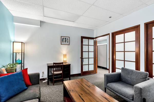$175 / 120ft2 - Espacio de oficina flexible para consejeros y terapeutas (Downtown Vancouver)63777162586755123