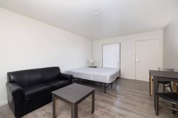$320 / 300ft2 - NO CREDIT CHECK - WEEKLY $320.00 FURNISHED STUDIO (1241 N 53rd Avenue)64047708022785121