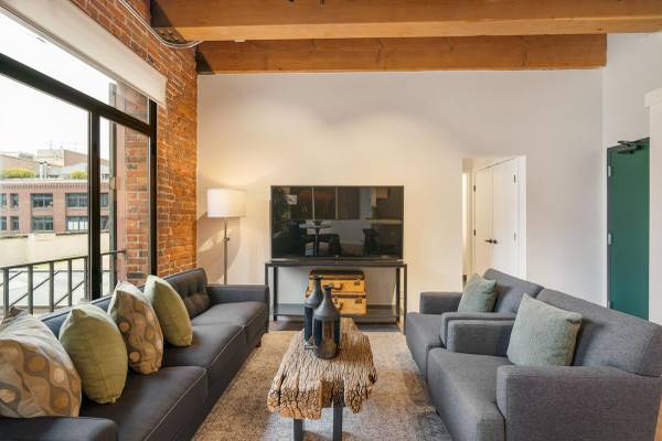 $3,950 / 1br - 886ft2 - Dishwasher, In Unit Laundry, Extra Storage, Refrigerator (Pioneer Square)63852483202689121