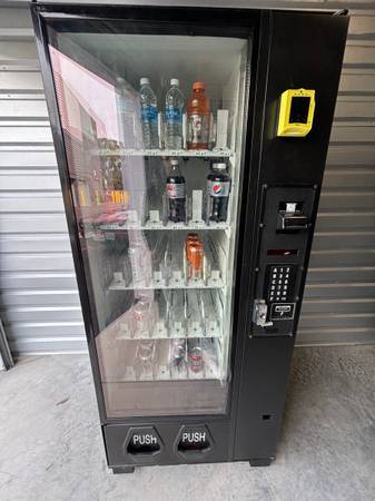 Dixie 3561 drink vending machine with credit card reader 1
