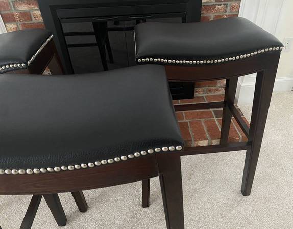 Sillas altas de 3 barras, casi nuevas, de buena calidad y hermoso precio, cada una - $125 (Hudson Northboro)63439208357889123