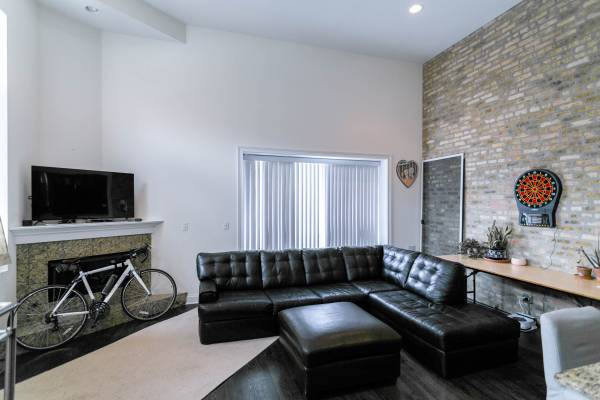 $3,170 / 2br - Spacious Duplex in the Wicker Park w/Parking and Private Balcony! (Wicker Park)63918533501059120