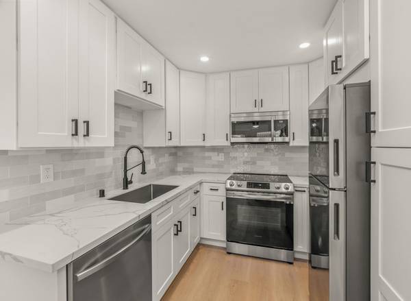 $3,295 / 3br - Hard Surface Floor & Stainless Appliances - 3 Bed w/ Garage Space (Cherokee Point)64037044638337122