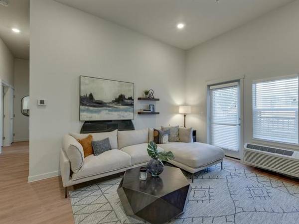 $1,799 / 2br - 875ft2 - Rare Opportunity: 2 BR/1 BA w/ Quartz Countertops & 9-Foot Ceiling (Orchards)64039059646209120
