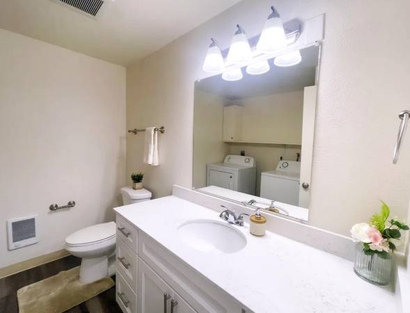 $1,725 / 2br - Large Closets and New Apartment Developments in our Peaceful Two Bed (Milwaukie Heights)63777026727425122