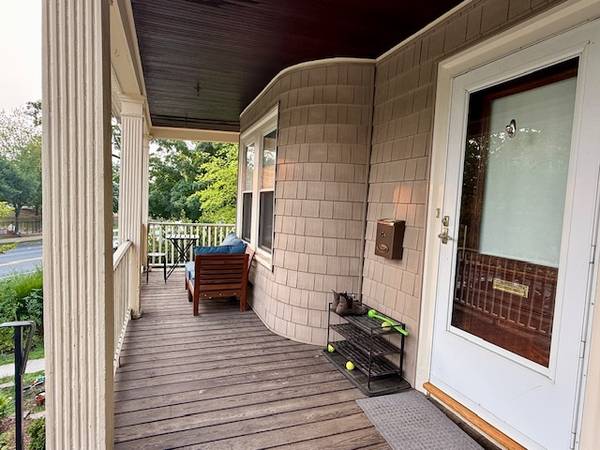 $2,850 / 2br - ---Awesome 2 Bed -- 10 Mins to Davis Square - Private laundry (Somerville \ Davis Sq. \ Tufts)63856338911873121